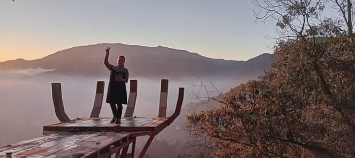 Mirador al atardecer entre la neblina